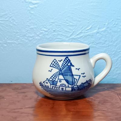 LOT 151: Delft Blue Distel House Ashtray, Delft Toothpicker Holder, Delft Bottle Made for Bols Royal Distilleries & More