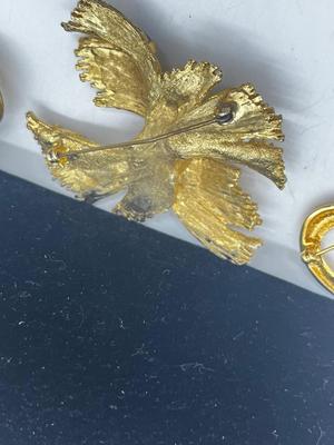 LOT 212J: Vintage Goldtone Brooches/Pin Collection