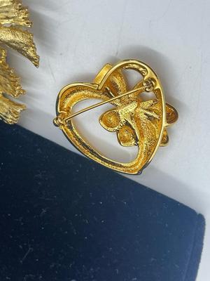 LOT 212J: Vintage Goldtone Brooches/Pin Collection