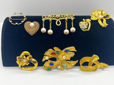 LOT 212J: Vintage Goldtone Brooches/Pin Collection
