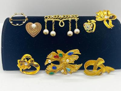 LOT 212J: Vintage Goldtone Brooches/Pin Collection