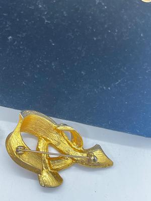 LOT 212J: Vintage Goldtone Brooches/Pin Collection