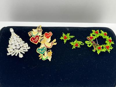 LOT 242J: Vintage Green Enamel Christmas Berries Wreath with Matching Clip On Earrings and More!