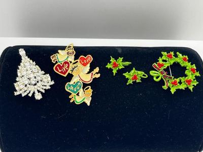 LOT 242J: Vintage Green Enamel Christmas Berries Wreath with Matching Clip On Earrings and More!