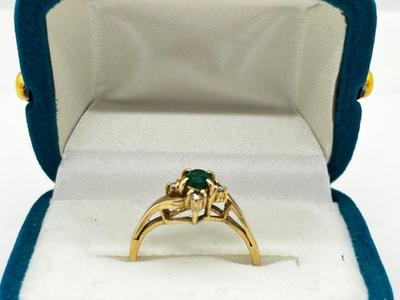 LOT 256J: 14K Yellow Gold Emerald and Diamond Chip Ring - Size 6 - 1.8 GTW