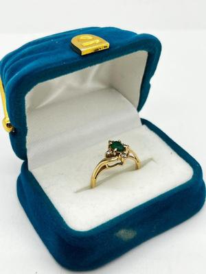LOT 256J: 14K Yellow Gold Emerald and Diamond Chip Ring - Size 6 - 1.8 GTW