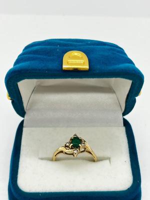 LOT 256J: 14K Yellow Gold Emerald and Diamond Chip Ring - Size 6 - 1.8 GTW