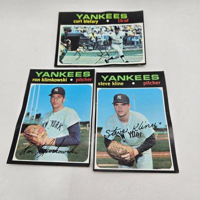 LOT 3K: Vintage Ajax Hard Plastic Baseball Players and Vintage Baseball Cards