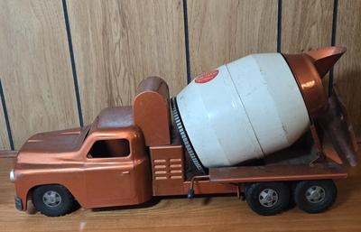 LOT 52M: 1950s Structo Ready Mix Concrete Mixer Truck
