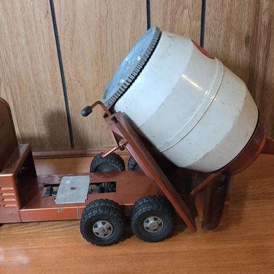 LOT 52M: 1950s Structo Ready Mix Concrete Mixer Truck