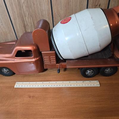 LOT 52M: 1950s Structo Ready Mix Concrete Mixer Truck