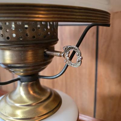 LOT 65L: Vintage Quoizel Table Lamp