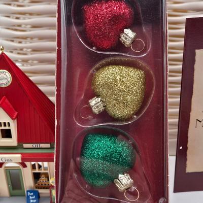 LOT 80X: Variety of Christmas Tree Ornaments Including Many Hallmark Keepsake Ornaments