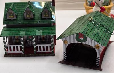 LOT 80X: Variety of Christmas Tree Ornaments Including Many Hallmark Keepsake Ornaments