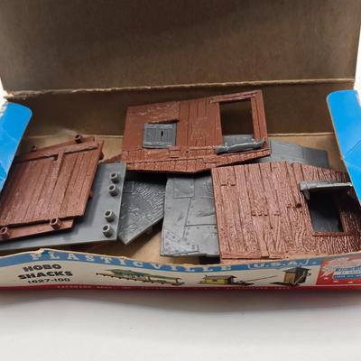 LOT 87X: Plasticville O&S Gauge Houses and Buildings & More