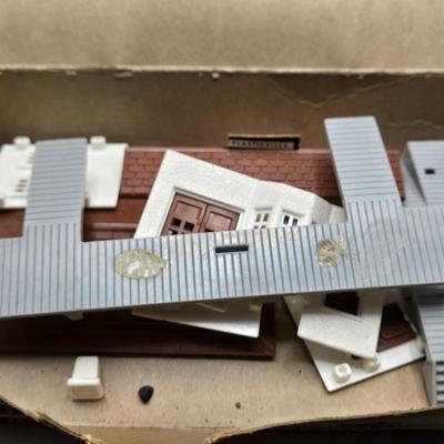 LOT 89X: Plasticville O&S Gauge and HO Scale Buildings, Lionel Trains No. 309 Yard Set, and More