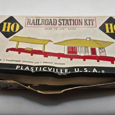 LOT 89X: Plasticville O&S Gauge and HO Scale Buildings, Lionel Trains No. 309 Yard Set, and More
