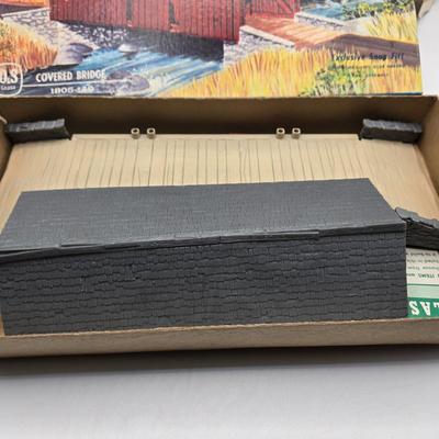 LOT 89X: Plasticville O&S Gauge and HO Scale Buildings, Lionel Trains No. 309 Yard Set, and More