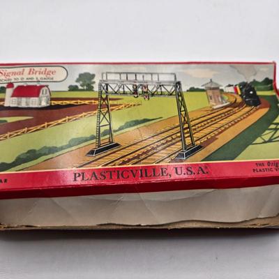 LOT 89X: Plasticville O&S Gauge and HO Scale Buildings, Lionel Trains No. 309 Yard Set, and More
