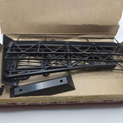 LOT 89X: Plasticville O&S Gauge and HO Scale Buildings, Lionel Trains No. 309 Yard Set, and More