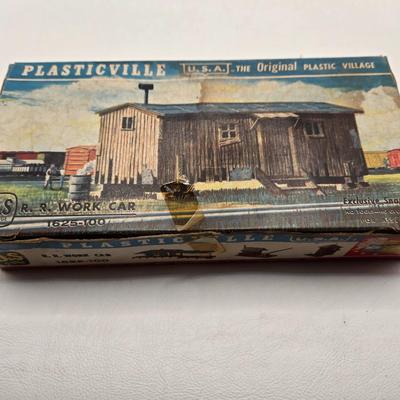 LOT 89X: Plasticville O&S Gauge and HO Scale Buildings, Lionel Trains No. 309 Yard Set, and More