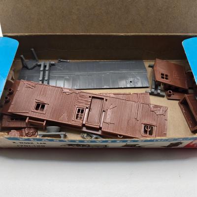 LOT 89X: Plasticville O&S Gauge and HO Scale Buildings, Lionel Trains No. 309 Yard Set, and More