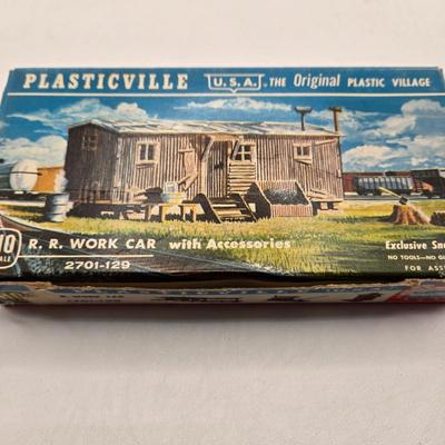 LOT 89X: Plasticville O&S Gauge and HO Scale Buildings, Lionel Trains No. 309 Yard Set, and More