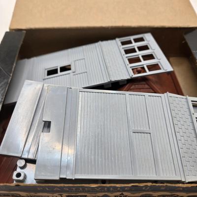 LOT 89X: Plasticville O&S Gauge and HO Scale Buildings, Lionel Trains No. 309 Yard Set, and More