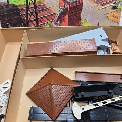 LOT 89X: Plasticville O&S Gauge and HO Scale Buildings, Lionel Trains No. 309 Yard Set, and More