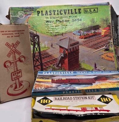 LOT 89X: Plasticville O&S Gauge and HO Scale Buildings, Lionel Trains No. 309 Yard Set, and More