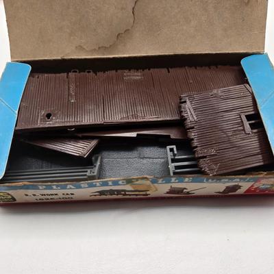 LOT 89X: Plasticville O&S Gauge and HO Scale Buildings, Lionel Trains No. 309 Yard Set, and More