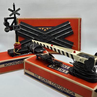 LOT 112X: Lionel Train Accessories with Original Boxes