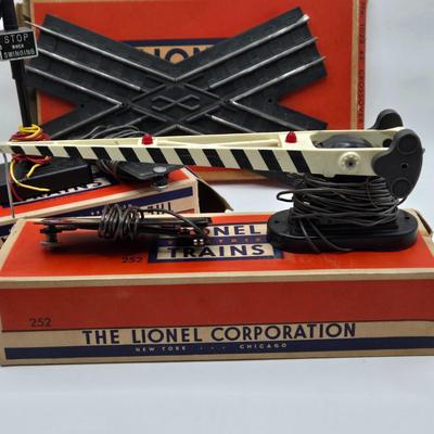 LOT 112X: Lionel Train Accessories with Original Boxes