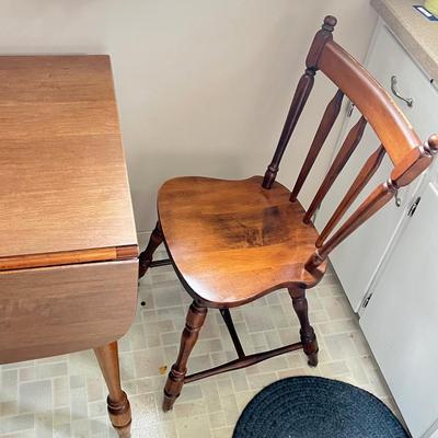 LOT 145K: Drop Leaf Kitchen / Dining Table w/ Four Chairs