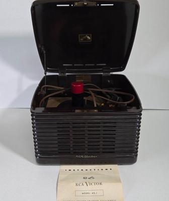 LOT 167X: Vintage RCA Victor Model 45-J Record Player