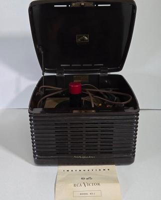 LOT 167X: Vintage RCA Victor Model 45-J Record Player