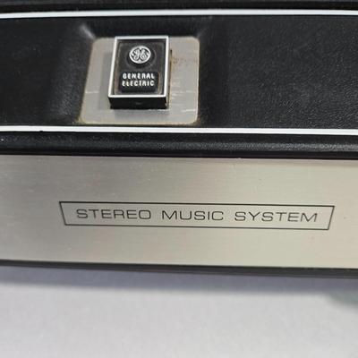 LOT 168X: Vintage 70's GE Stereo Music System