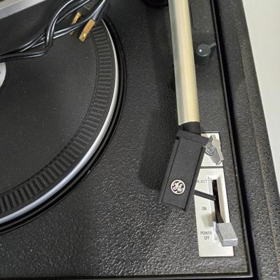 LOT 168X: Vintage 70's GE Stereo Music System