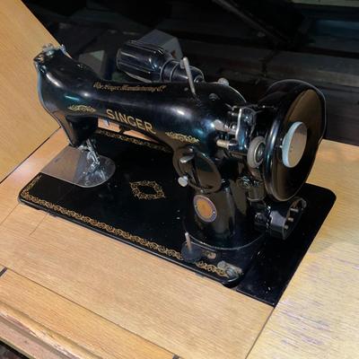 LOT 202A: Vintage 1951 Singer Sewing Machine in Sewing Table