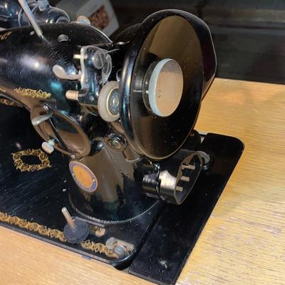 LOT 202A: Vintage 1951 Singer Sewing Machine in Sewing Table