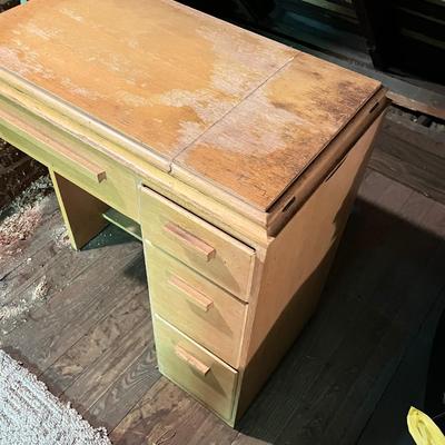 LOT 202A: Vintage 1951 Singer Sewing Machine in Sewing Table
