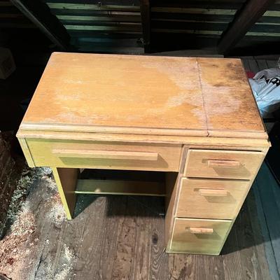 LOT 202A: Vintage 1951 Singer Sewing Machine in Sewing Table