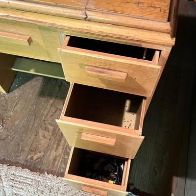 LOT 202A: Vintage 1951 Singer Sewing Machine in Sewing Table