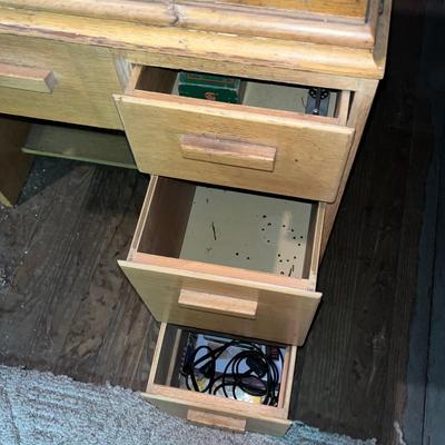LOT 202A: Vintage 1951 Singer Sewing Machine in Sewing Table
