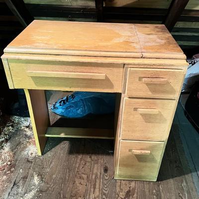 LOT 202A: Vintage 1951 Singer Sewing Machine in Sewing Table