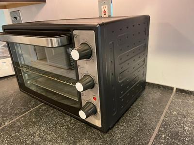 Countertop Toaster Oven with Adjustable Controls
