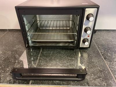 Countertop Toaster Oven with Adjustable Controls