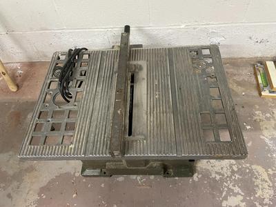 Makita Table Saw with Metal Base
