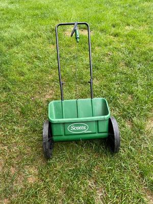 Scotts Turf Builder Broadcast Spreader