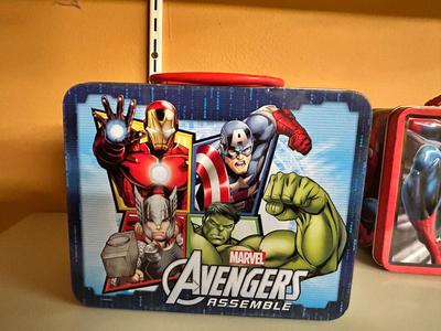 SPIDER-MAN AND AVENGERS LUNCHBOX, AVENGERS HAS A PUZZLE INSIDE